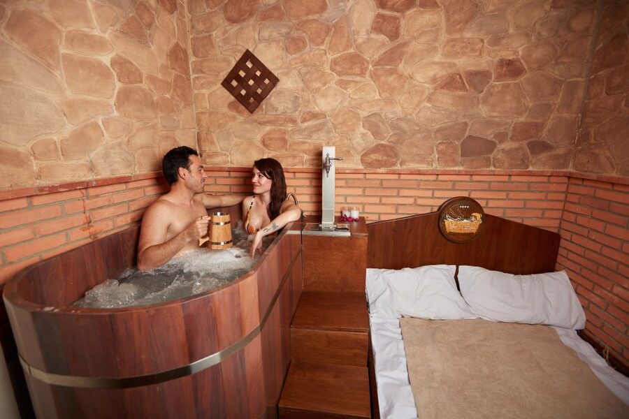 Alicante: Beer Spa Experience with Tastings and Snacks - Beer sauna: the heat step that changes the pacing