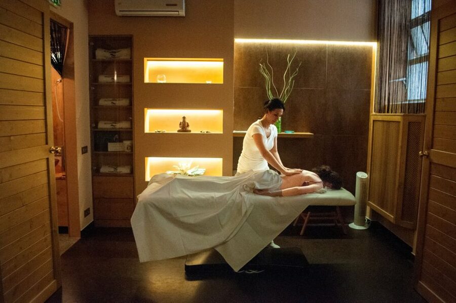 Budapest: Full-Day Gellért Spa Ticket - Timing your visit: when it feels quiet and when it gets busy