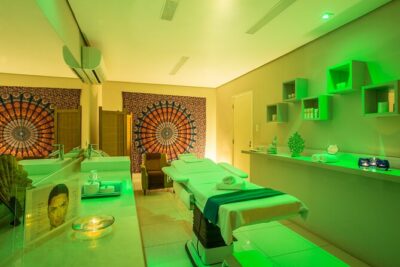 Facial Energization - by Venus' Secret Spa - São Paulo - The sensory system: aromatherapy, color light, and music