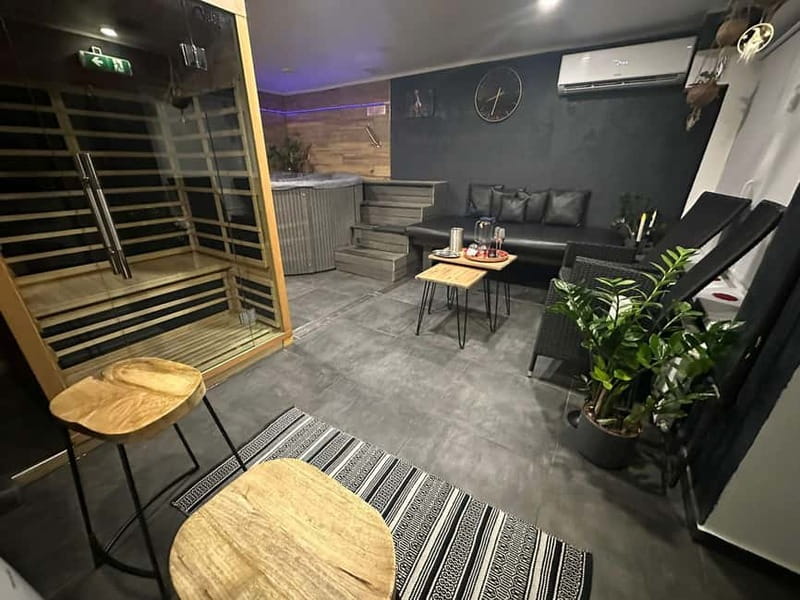 Prague: Modern Private Spa with Jacuzzi and Sauna - Two Addresses: Kladenská Spa vs Veleslavín Sauna Studio