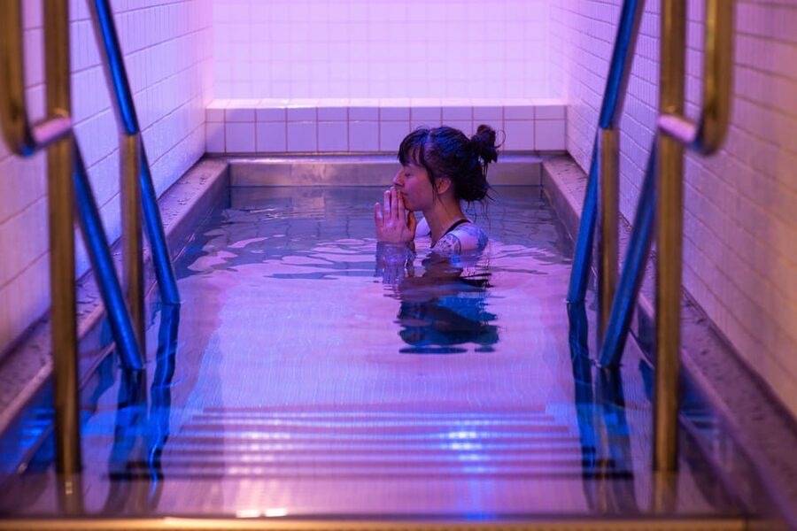 Tromsø: Spa/Pool with Bath, Sauna and Outdoor Heated Pool - Outdoor heated pool: the Arctic view that makes the whole day