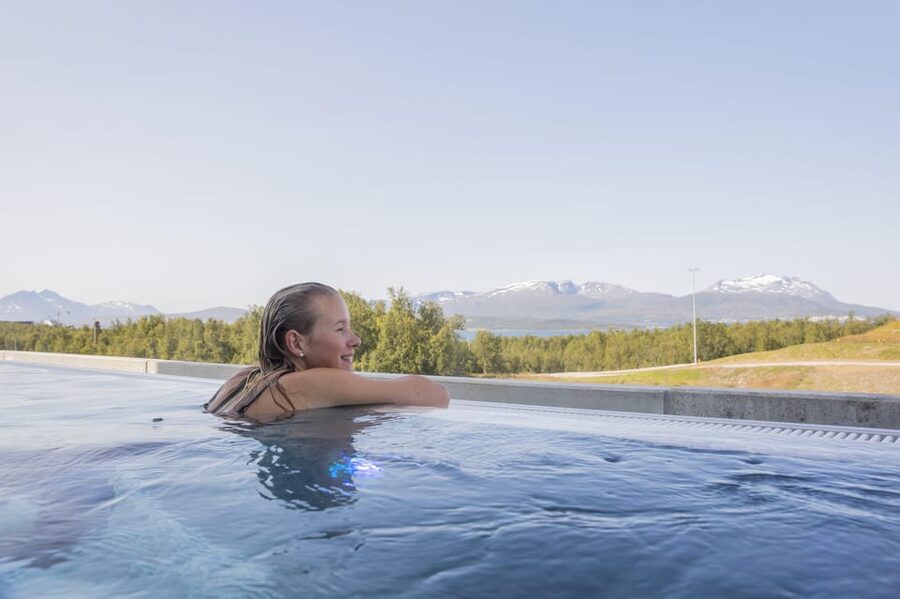 Tromsø: Spa/Pool with Bath, Sauna and Outdoor Heated Pool - Entering the facility: towels, lockers, and phone-free rules