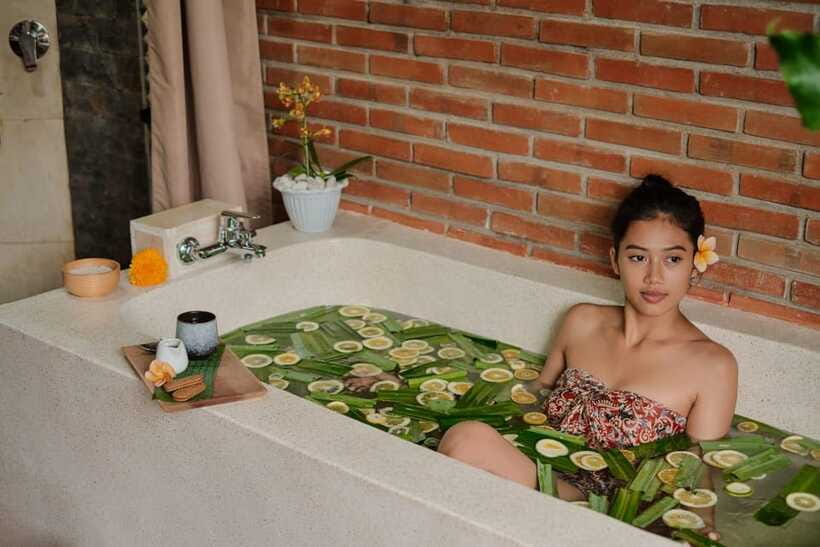 Ubud: 2-Hour Spa with Flower Bath & Rice Field View - Flower Bath Decoration and the Spice-Based Cleansing Ritual