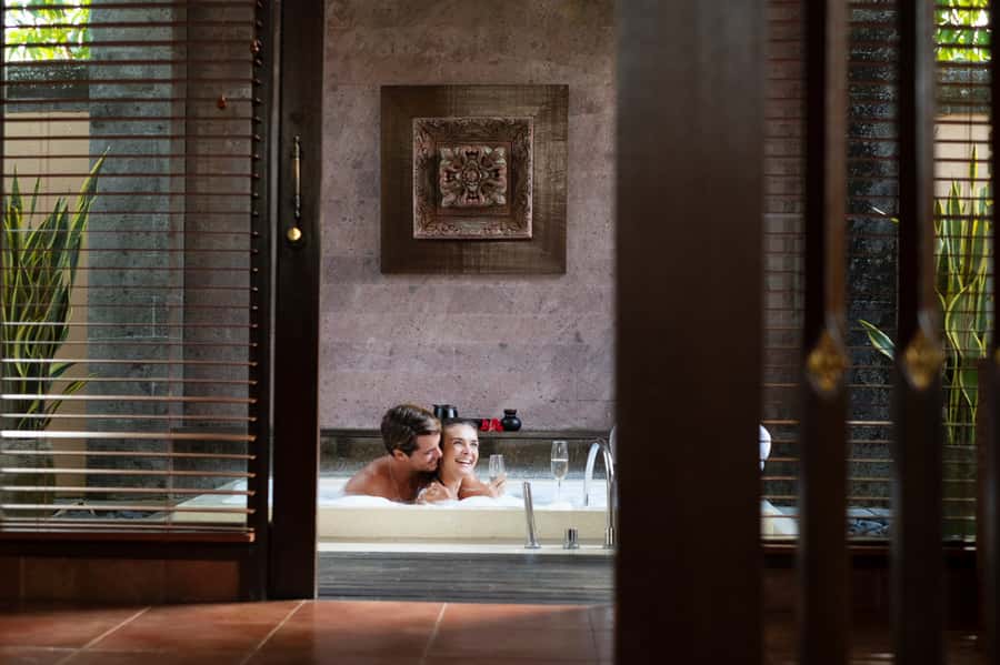 Ubud: Couple Spa Treatment with Bath Ritual & Sparkling Wine - The 60-minute Ayuverdic Abhyanga body massage