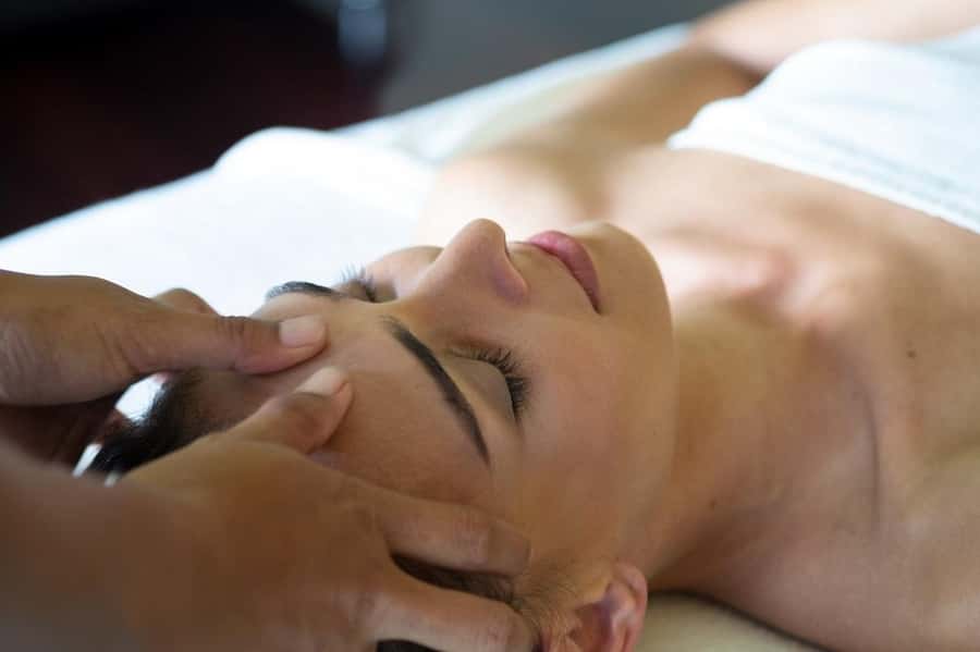Ubud: Couple Spa Treatment with Bath Ritual & Sparkling Wine - The welcome drink and foot cleansing ceremony on the terrace