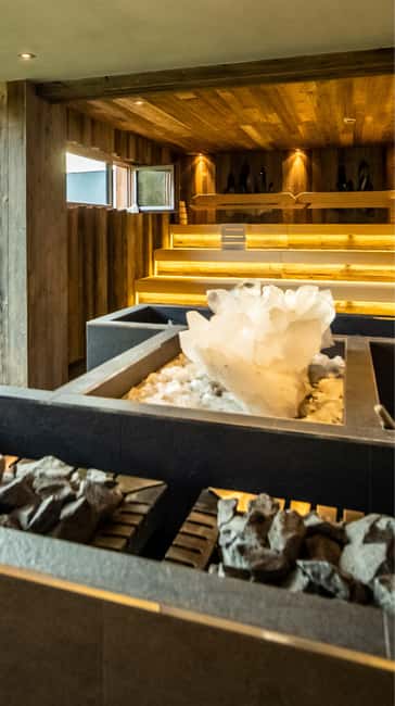 Zell am See: Tauern SPA Day Ticket for Water World - Sauna World from 10 am: themed heat, salt air vibes, and one textile twist